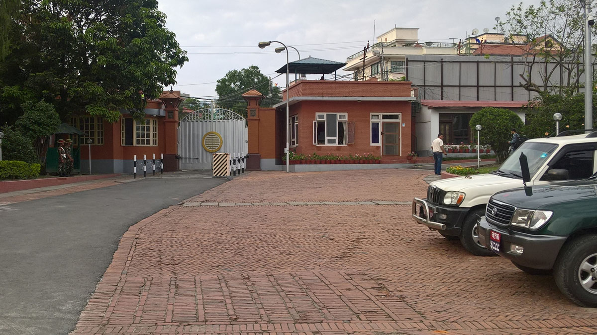प्रधानमन्त्रीको सपथ अघि नै बालुवाटार छाड्दै देउवा 